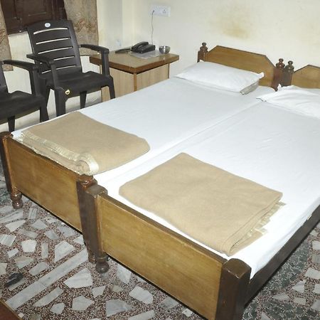 Hotel Lalit Palace Babina Extérieur photo