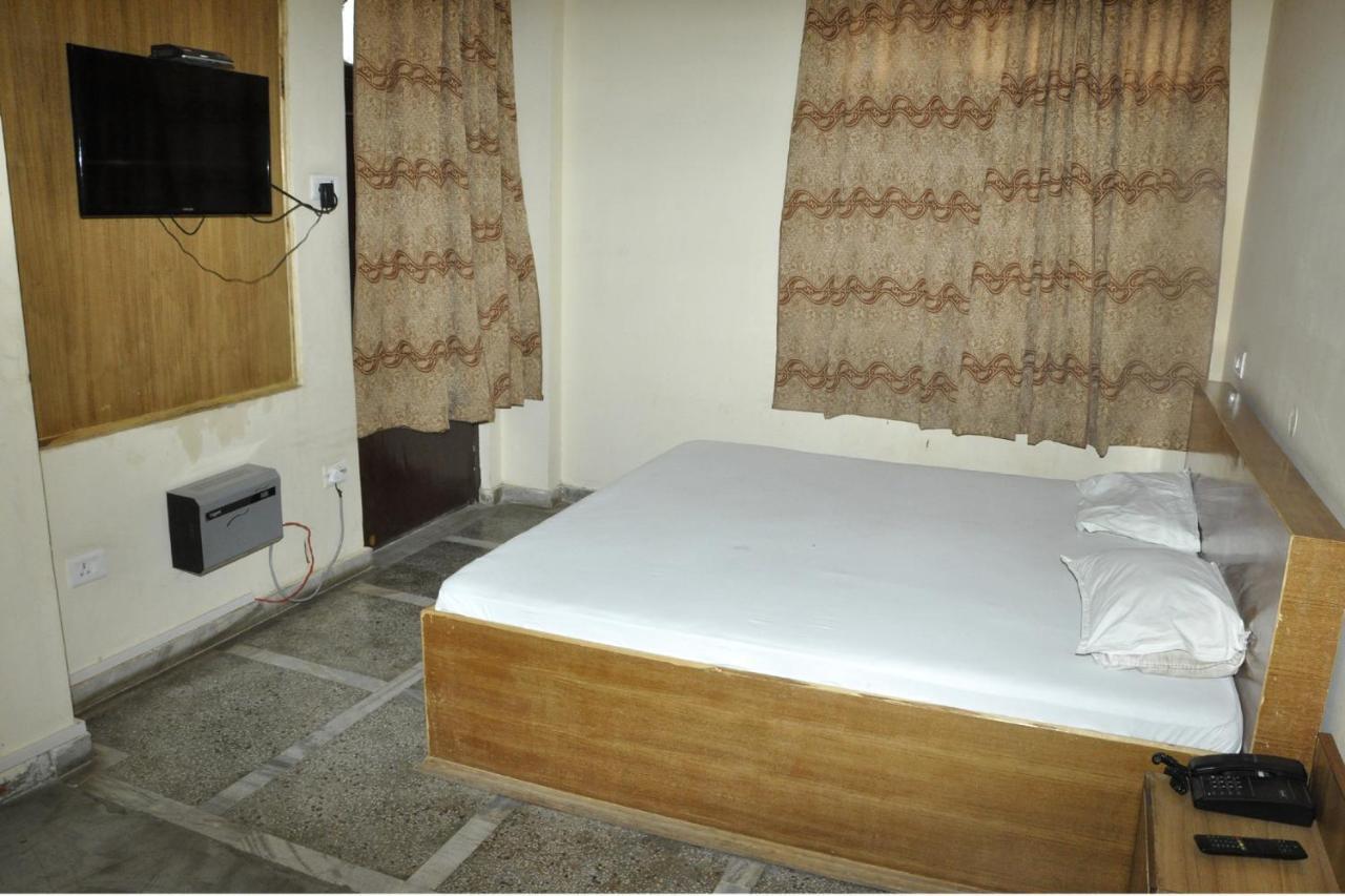 Hotel Lalit Palace Babina Extérieur photo